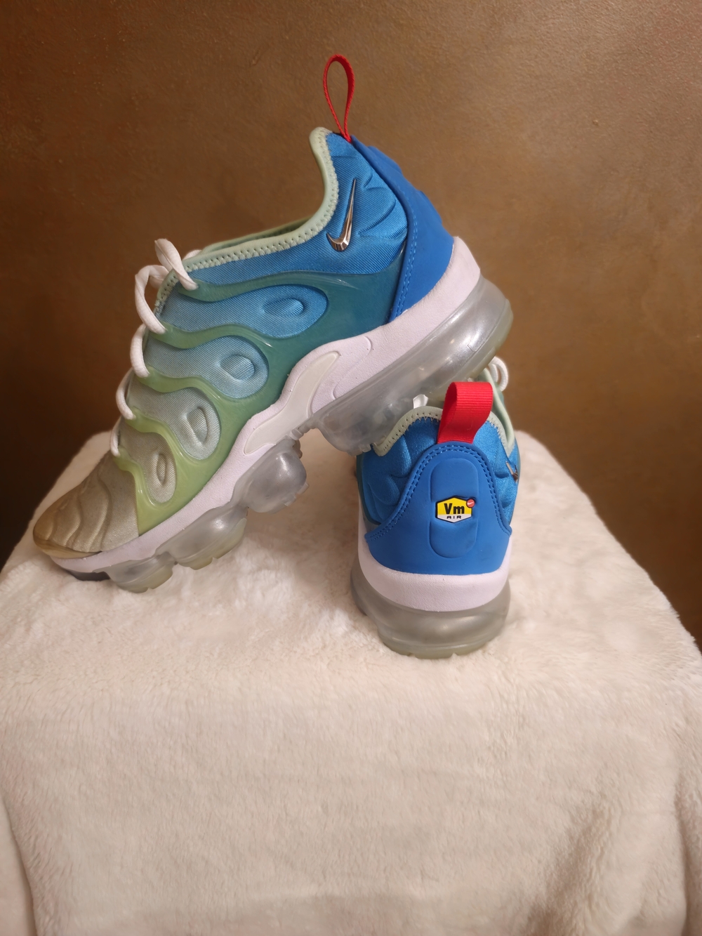 Nike Women's Blue to Green Gradient Air-Cushioned Sneakers with Red Heel Tab